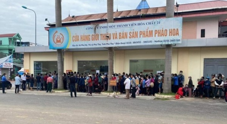 [24h] Pháo hoa Nhà máy Z121 mở bán sớm, dân xếp hàng mua đông như trảy hội